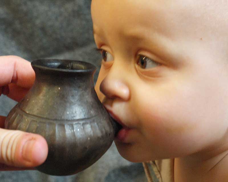 Reproducción de un biberón del 7000 a.C., hallado en una tumba infantil del neolítico en Alemania.