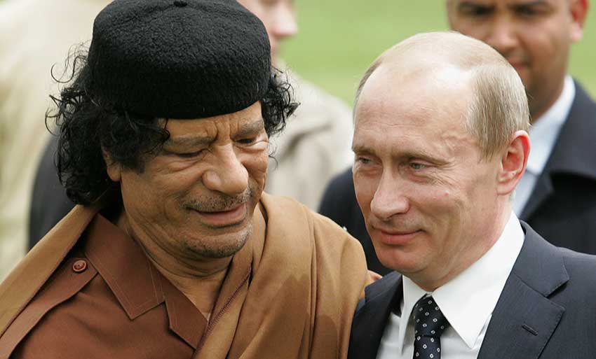Gadafi junto a Putin. 