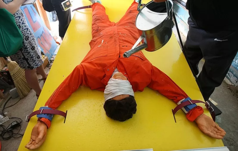 Parte del programa MK Ultra son las tortura físicas como este ahogamiento simulado